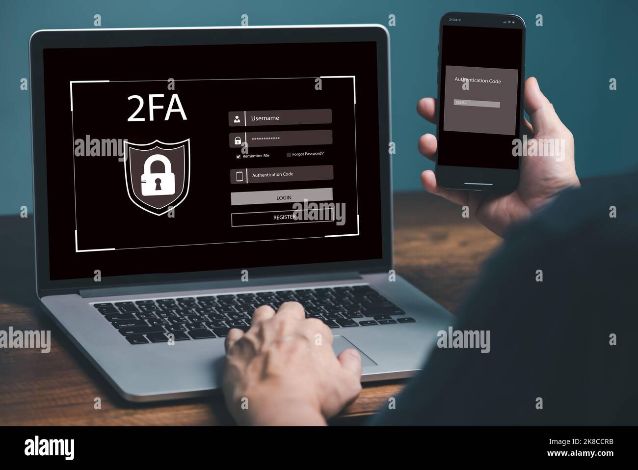 Sicurezza informatica personale online protezione dati privacy con 2FA, due fattori, sicurezza di rete Internet, crittografia dati privacy proteggere cyber hack Foto Stock