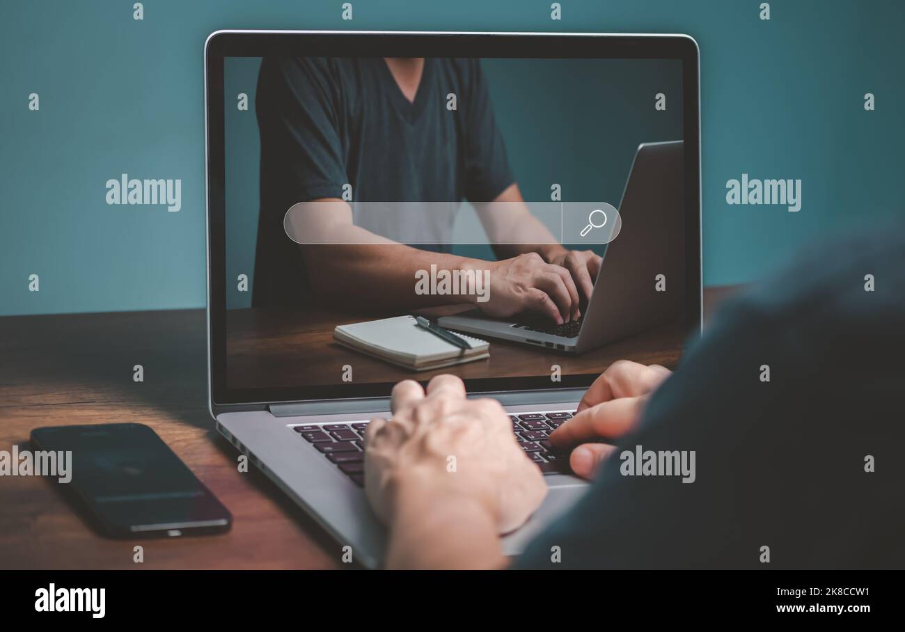 le concetto di ricerca di lavoro, uomo che utilizza il computer portatile, la navigazione e la ricerca di offerte di lavoro, opportunità di lavoro on-line, utilizzando il computer della barra di ricerca di lavoro, fi Foto Stock