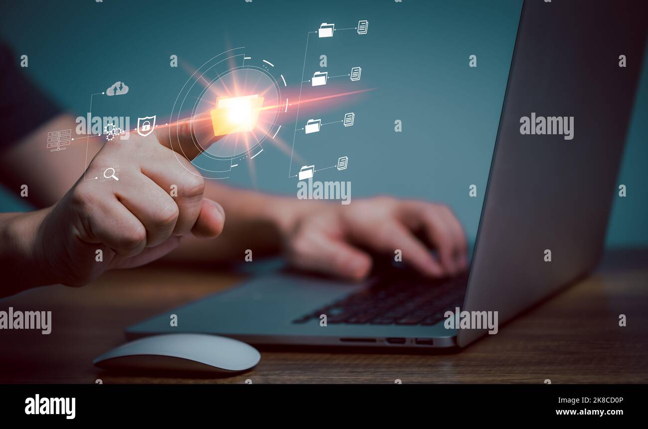 Personale IT che lavora con Document Management System, DMS, database di documentazione online e automazione dei processi per gestire i file in modo efficiente, bus aziendale Foto Stock