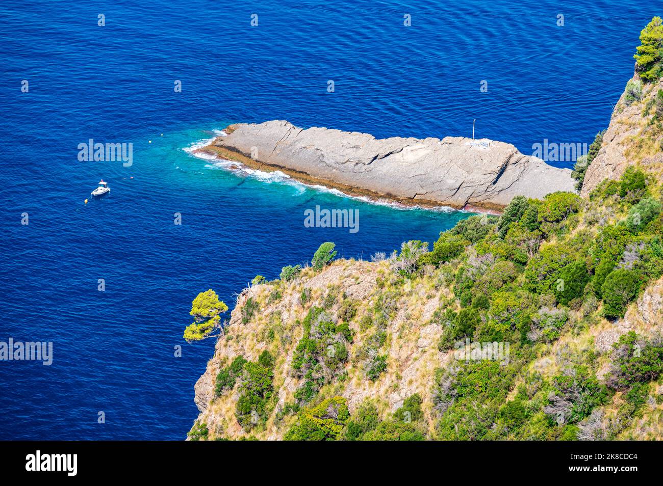 Il promontorio roccioso di Punta Chiappa nel Parco Naturale Marino di Portofino in Italya Foto Stock