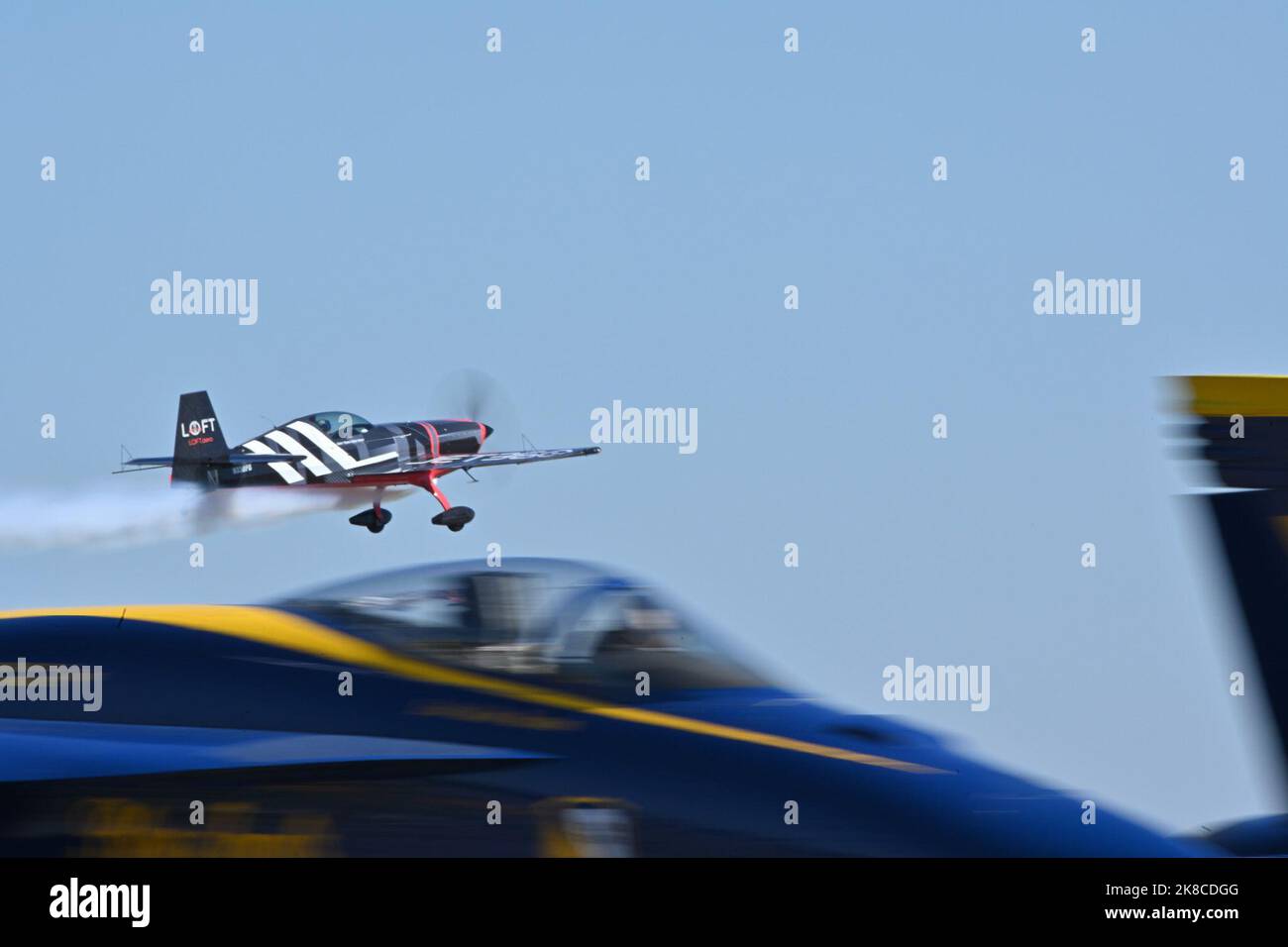 JACKSONVILLE, FLORIDA. (Ott 21, 2022) Adam Baker vola in alto sopra gli spettatori nel suo aeromobile Extra 330SC. Lo spettacolo ha celebrato il patrimonio dei Blue Angels, che risale al 1946, nel luogo di nascita dello squadrone NAS Jacksonville. Lo spettacolo ha anche caratterizzato esibizioni aeree di altre squadre di volo militari e civili, intrattenimento dal vivo e l'opportunità di vedere aerei e veicoli militari e la squadra del comando speciale delle operazioni degli Stati Uniti per il paracadute. (STATI UNITI Foto della Marina di Yeoman 2nd Classe Paul Cooper Jr.) Foto Stock