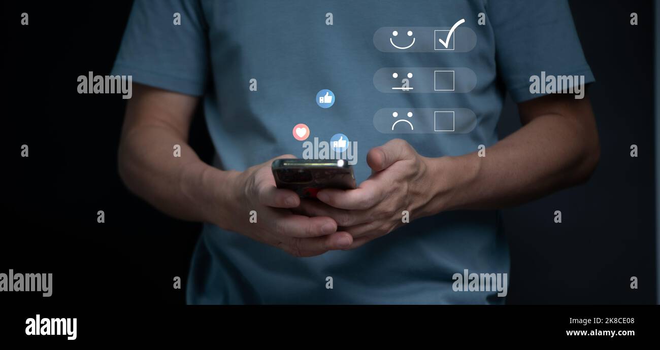 Sondaggio di feedback sulla soddisfazione del cliente, valutazione dell'esperienza di assistenza da parte dell'utente sull'applicazione online, icona "mi piace" e "amore" attivata per le mani del cliente Foto Stock