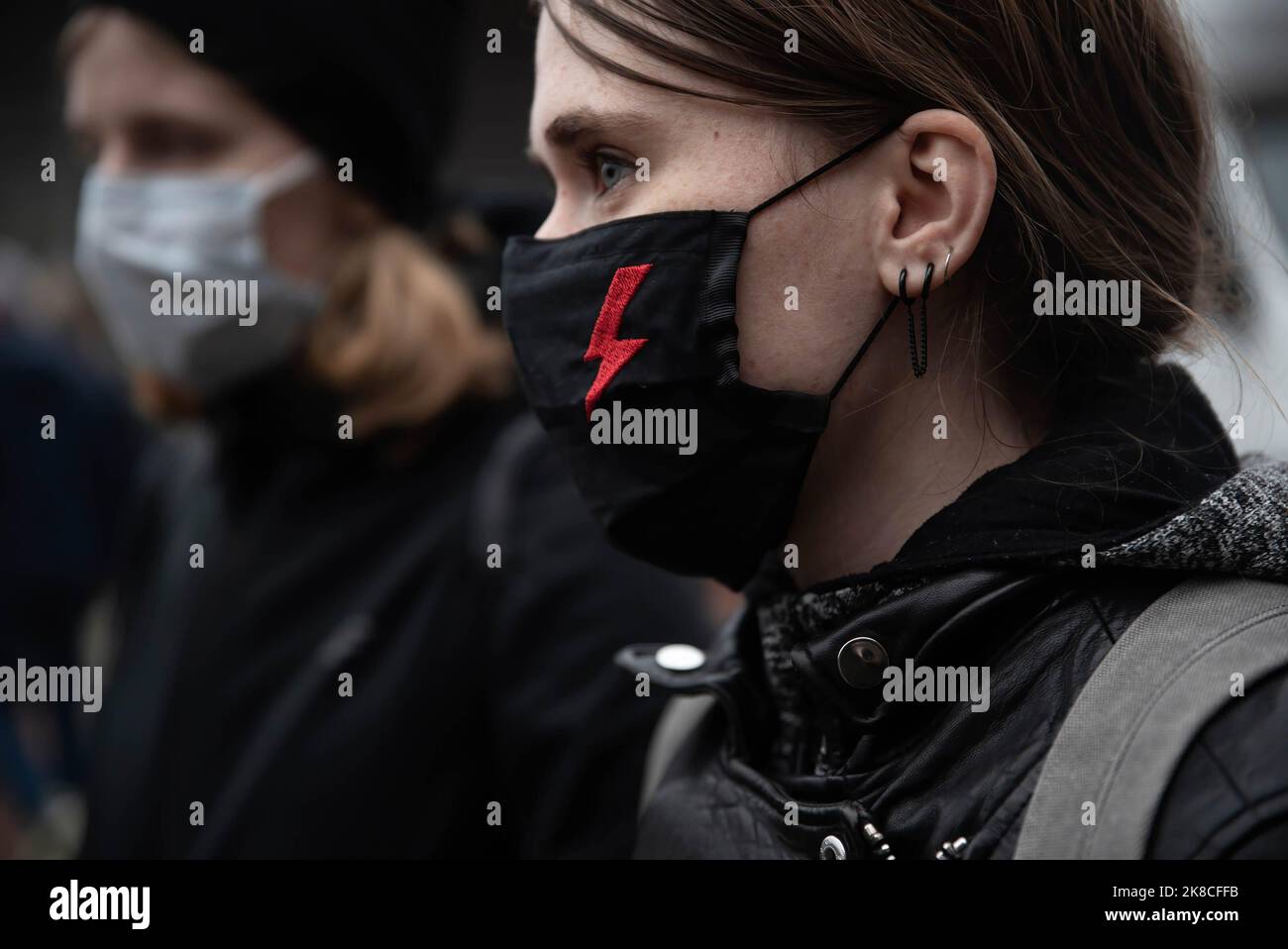 Il fulmine rosso che divenne il simbolo dello sciopero delle donne visto su una maschera di manifestanti. Esattamente due anni fa, la Corte costituzionale polacca ha modificato la legge sull'aborto per impedire alle donne di interrompere le gravidanze per motivi embrio-patologici. A questo seguì un'ondata di scioperi che si svolsero sia nelle grandi che nelle piccole città. In occasione dell'anniversario della sentenza della Corte costituzionale, la gente è scese di nuovo in piazza. E' importante ricordare alle persone la violazione dei diritti delle donne. (Foto di Agnieszka Pazdykiewicz/SOPA Images/Sipa USA) Foto Stock