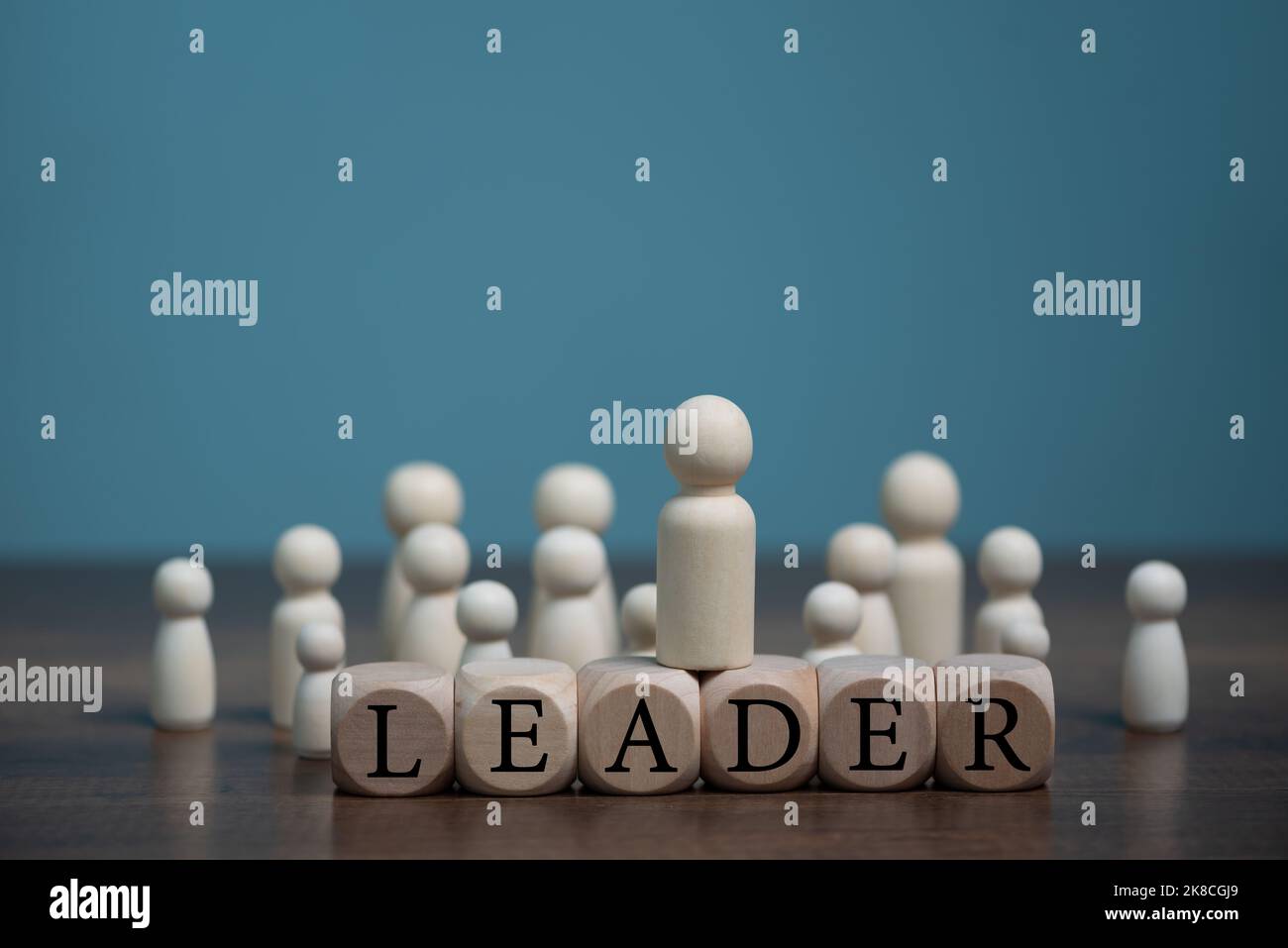 Leader del concetto di team aziendale, indica la direzione del movimento verso l'obiettivo. Folla di persone va per il leader, isolato alla luce Foto Stock