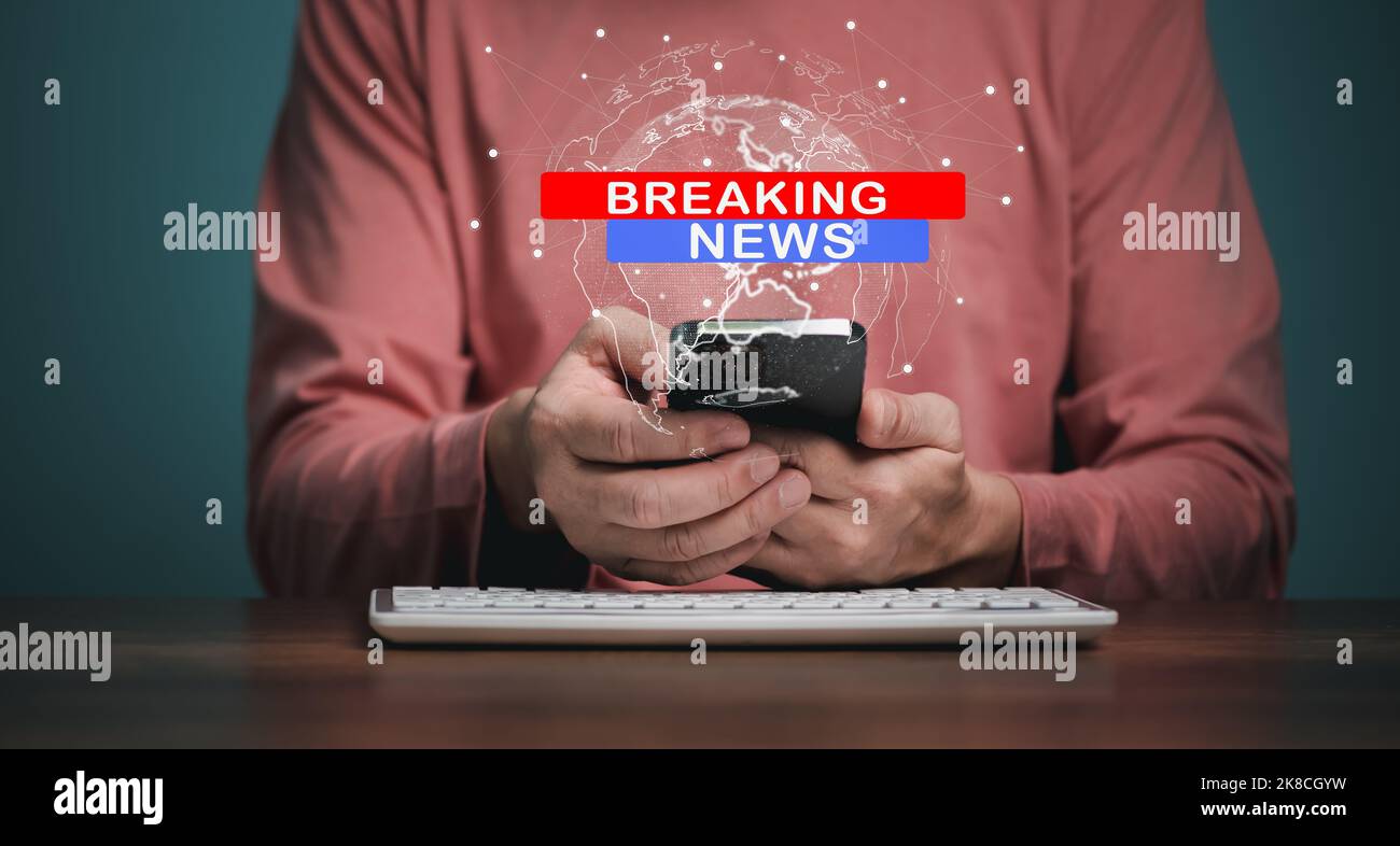Breaking News, canali televisivi o Internet tv Concept, Man Holding cellulare con World Global news background design. Foto Stock