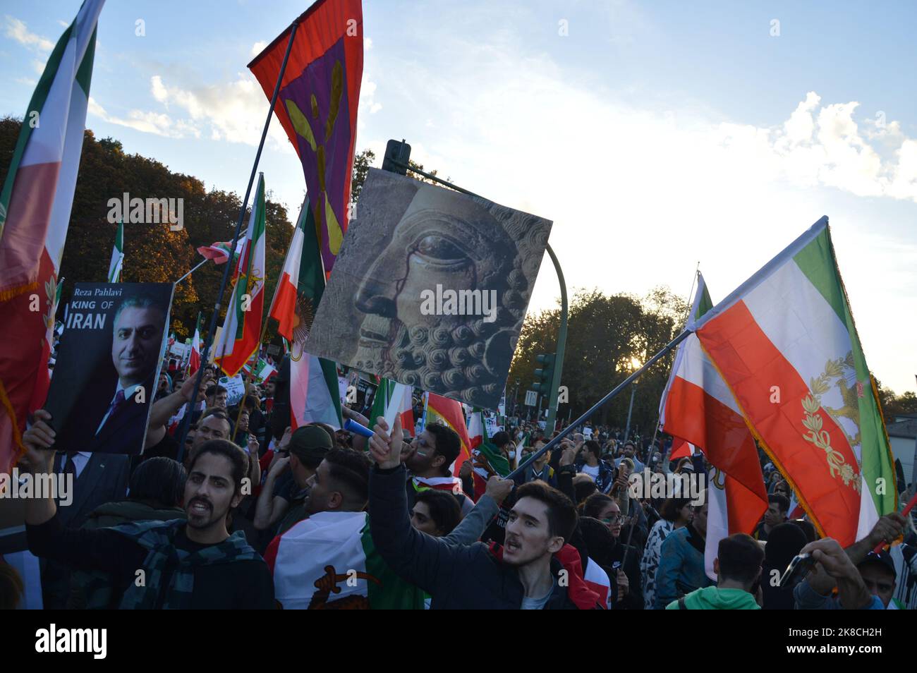 Berlino, Germania - 22 ottobre 2022 - Iran dimostrazione agaisti mullah. (Foto di Markku Rainer Peltonen) Foto Stock