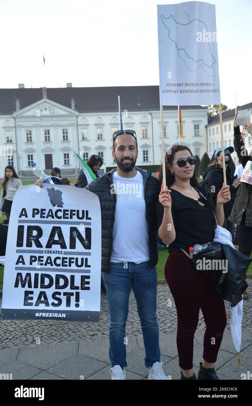Berlino, Germania - 22 ottobre 2022 - Iran dimostrazione agaisti mullah. (Foto di Markku Rainer Peltonen) Foto Stock
