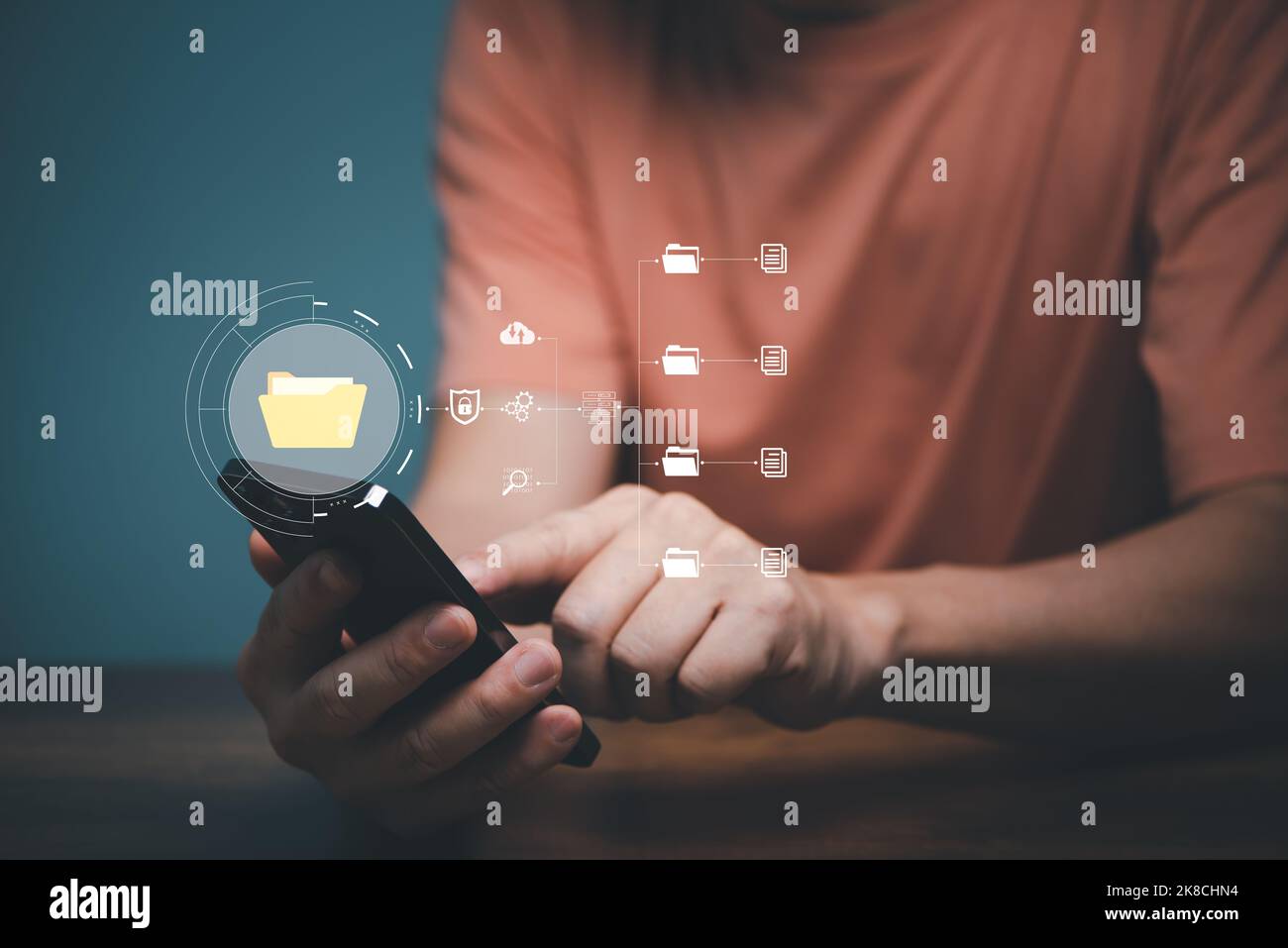 Uomo che utilizza lo smartphone mobile. Sistema di gestione dei documenti (DMS), database di documentazione online e automazione dei processi per una gestione efficiente dei file. Foto Stock