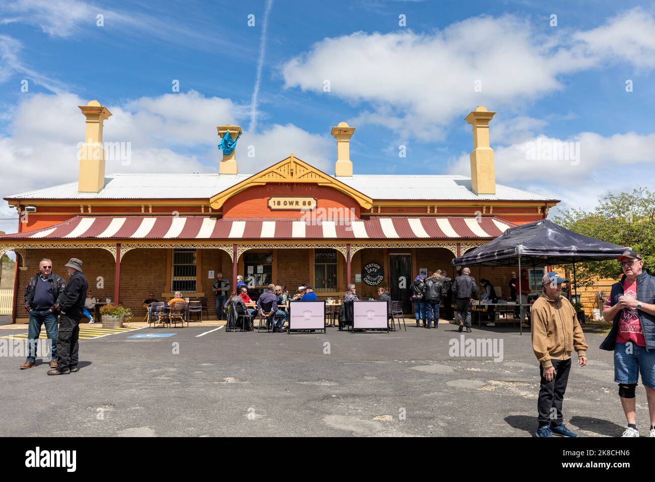 Millthorpe Heritage Village nella regione del nuovo Galles del Sud e la sua stazione ferroviaria patrimonio storico in un giorno di primavera, nuovo Galles del Sud, Australia Foto Stock