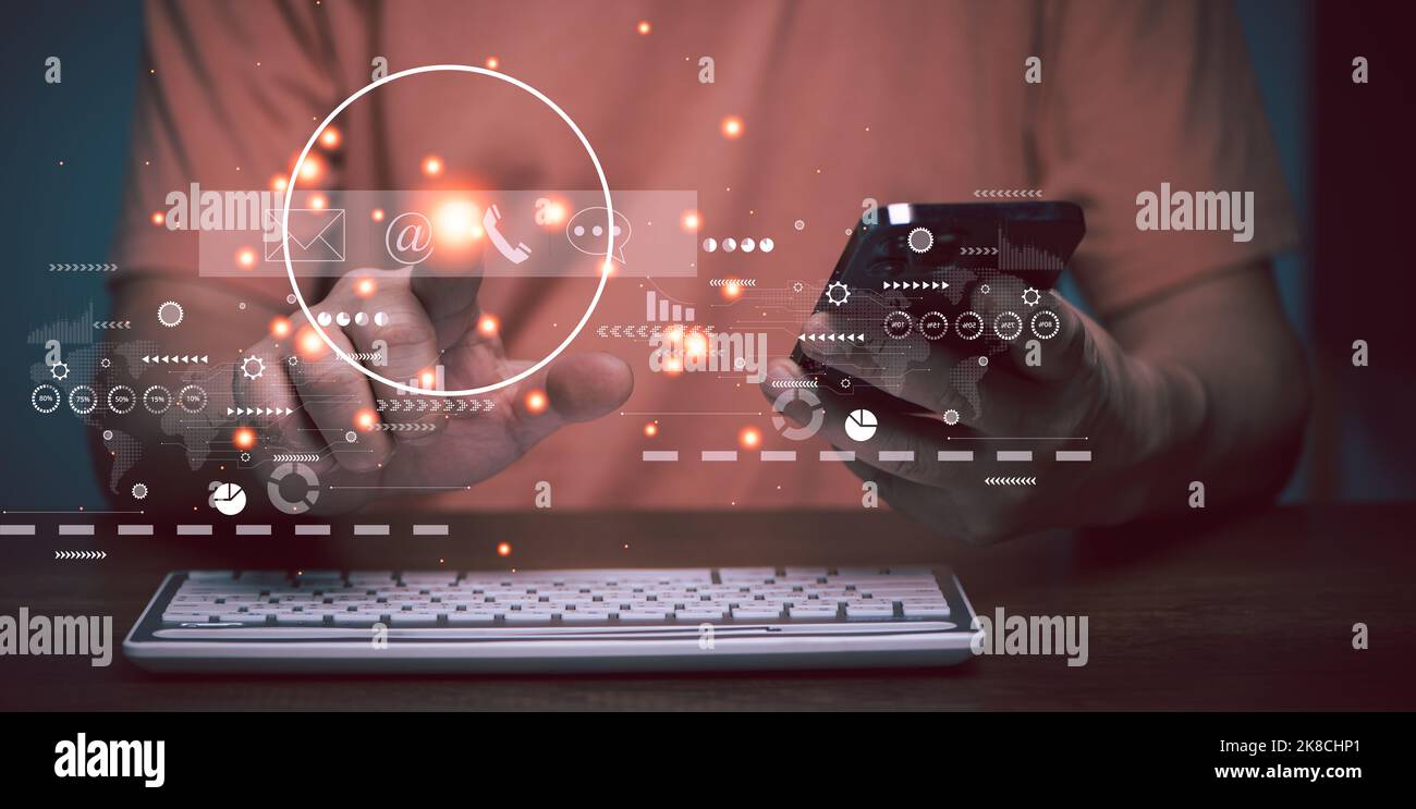 Contattaci o Assistenza clienti connessione persone. Uomo d'affari che utilizza un telefono cellulare e toccando sullo schermo virtuale icone di contatto, posta, e-mail, Liv Foto Stock