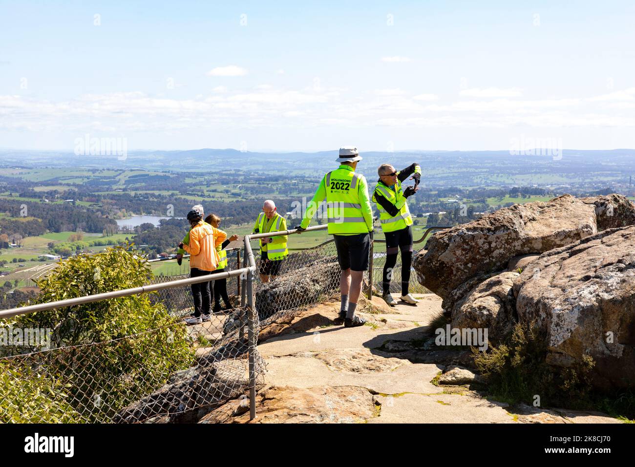 Vista dal punto panoramico Towac Pinnacle in Orange NSW, amici maschi in anni anziani indossando abiti da ciclismo alla vetta, NSW, Australia Foto Stock