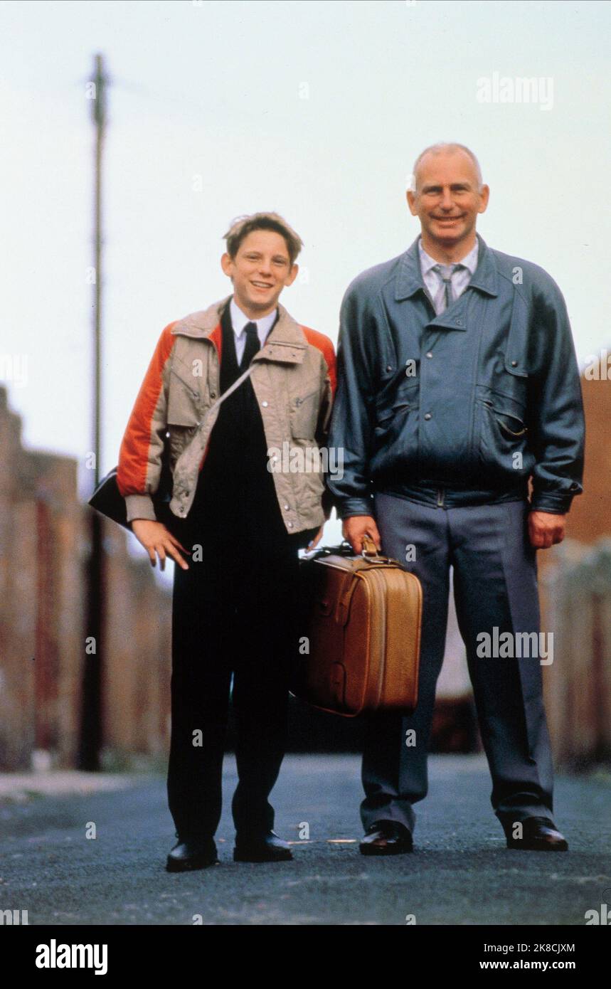 Jamie Bell & Gary Lewis Film: Billy Elliot (UK/FR 2000) personaggi: Billy Elliot, papà (Jackie Elliot) regista: Stephen Dandry 19 maggio 2000 **AVVISO** questa foto è solo per uso editoriale ed è il copyright del TITOLO DI LAVORO e/o del fotografo assegnato dalla Film o dalla Società di produzione e può essere riprodotto solo da pubblicazioni in concomitanza con la promozione del suddetto Film. È richiesto un credito obbligatorio per IL TITOLO DI LAVORO. Il fotografo deve essere accreditato anche quando è noto. Nessun uso commerciale può essere concesso senza l'autorizzazione scritta della Film Company. Foto Stock