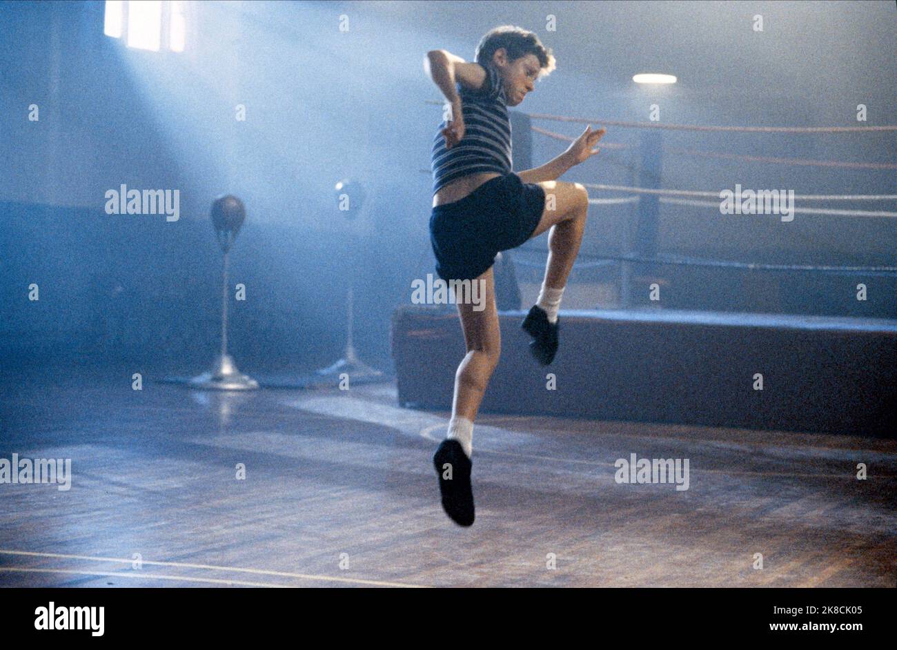 Jamie Bell Film: Billy Elliot (UK/FR 2000) personaggi: Billy Elliot regista: Stephen Dandry 19 maggio 2000 **AVVISO** questa foto è solo per uso editoriale ed è il copyright del TITOLO DI LAVORO e/o del fotografo assegnato dalla Film o dalla Società di produzione e può essere riprodotto solo da pubblicazioni in concomitanza con la promozione del suddetto Film. È richiesto un credito obbligatorio per IL TITOLO DI LAVORO. Il fotografo deve essere accreditato anche quando è noto. Nessun uso commerciale può essere concesso senza l'autorizzazione scritta della Film Company. Foto Stock