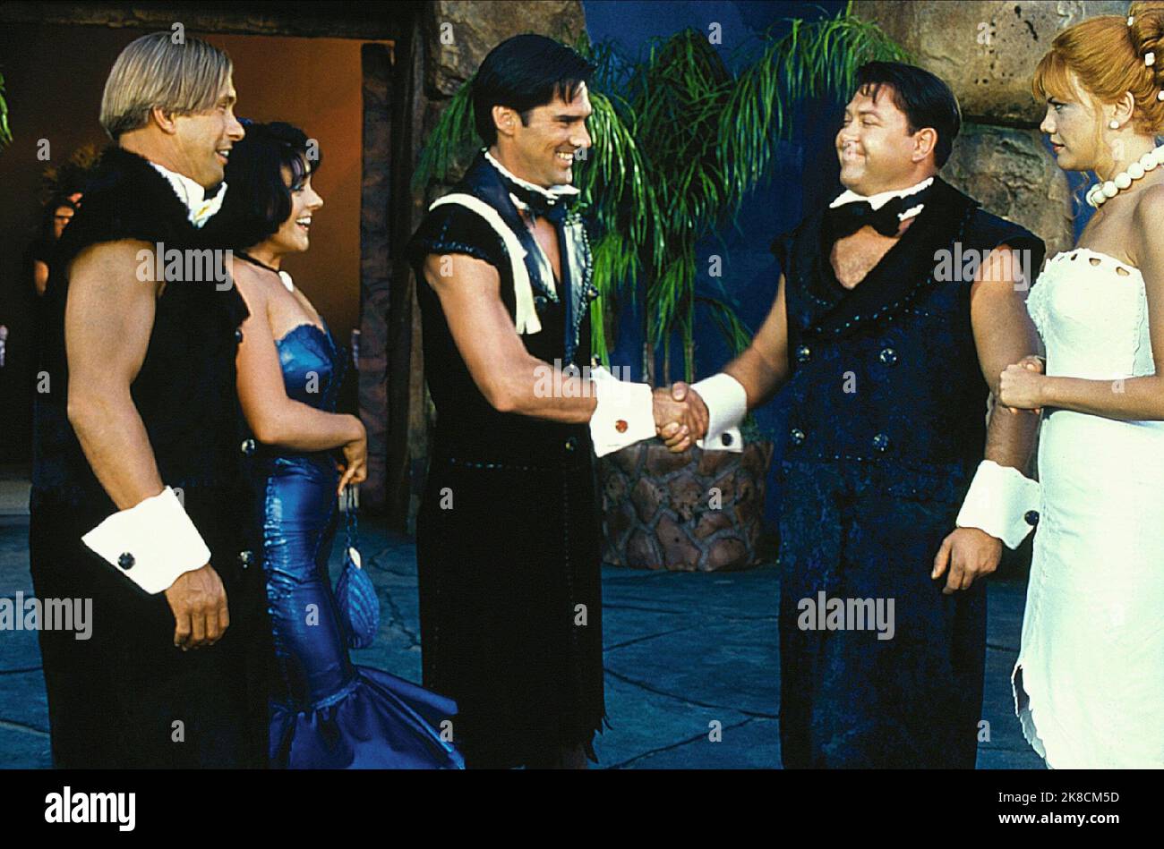 Stephen Baldwin, Jane Krakowski, Thomas Gibson, Mark Addy, Kristen Johnston Film: The Flintstones in Viva Rock Vegas (USA 2000) personaggi: Barney Rubble, Betty o'Shale, chip Rockefeller, Fred Flintstone, Wilma Slaghoople regista: Brian Levant 15 aprile 2000 **AVVERTENZA** questa fotografia è solo per uso editoriale ed è copyright di UNIVERSALHANNA-BARBERA PROD. E/o del fotografo assegnato dalla Film o dalla Production Company e può essere riprodotta solo da pubblicazioni in concomitanza con la promozione del film di cui sopra. È richiesto un credito obbligatorio a UNIVERSALHANNA-BARBERA PROD. Il pH Foto Stock