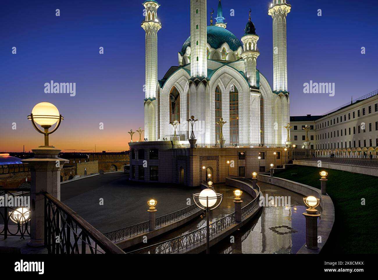 Il Cremlino di Kazan di notte, Tatarstan, Russia. Scenario della moschea di Kul Sharif, punto di riferimento di Kazan. Panorama di architettura musulmana e lampade nella città di Kazan ce Foto Stock
