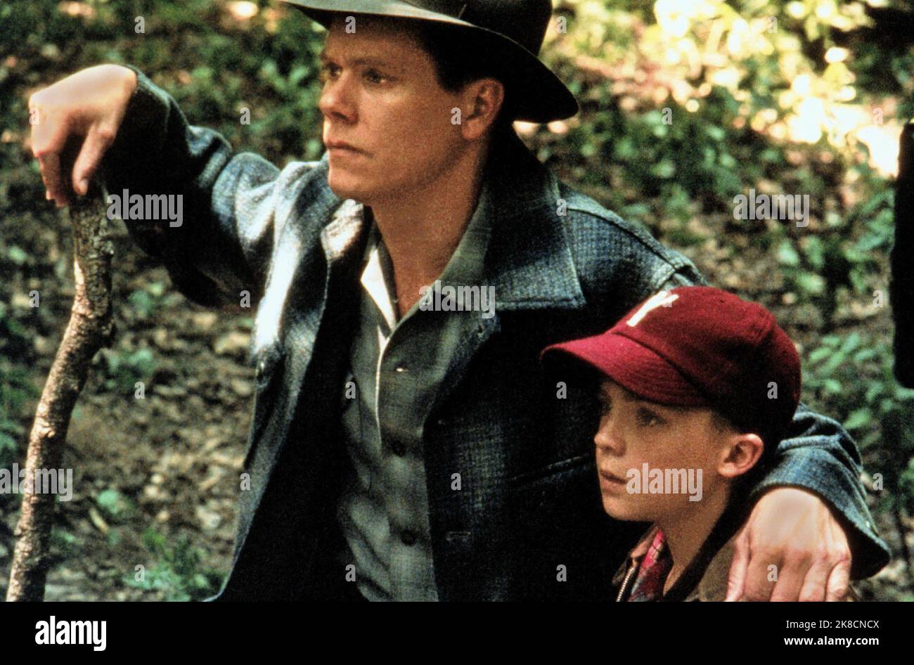 Kevin Bacon & Frankie Muniz Film: My Dog Skip (2000) personaggi: Jack Morris & Willie Morris regista: Jay Russell 08 gennaio 2000 **AVVERTENZA** questa fotografia è solo per uso editoriale ed è copyright di WARNER BROS e/o del fotografo assegnato dalla Film o dalla Production Company e può essere riprodotta solo da pubblicazioni in concomitanza con la promozione del film di cui sopra. È richiesto un credito obbligatorio a WARNER BROS. Il fotografo deve essere accreditato anche quando è noto. Nessun uso commerciale può essere concesso senza autorizzazione scritta da parte della Film Company. Foto Stock