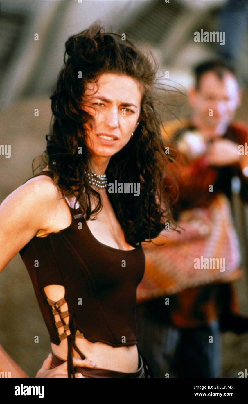 Claudia Black Film: Pitch Black (USA 2000) personaggi: Sharon 'Shazza' Montgomery regista: David Twohy 18 febbraio 2000 **AVVERTENZA** questa fotografia è solo per uso editoriale ed è copyright di UIP e/o del fotografo assegnato dalla Film o Production Company e può essere riprodotta solo da pubblicazioni in concomitanza con la promozione del film di cui sopra. È richiesto un credito obbligatorio a UIP. Il fotografo deve essere accreditato anche quando è noto. Nessun uso commerciale può essere concesso senza autorizzazione scritta da parte della Film Company. Foto Stock