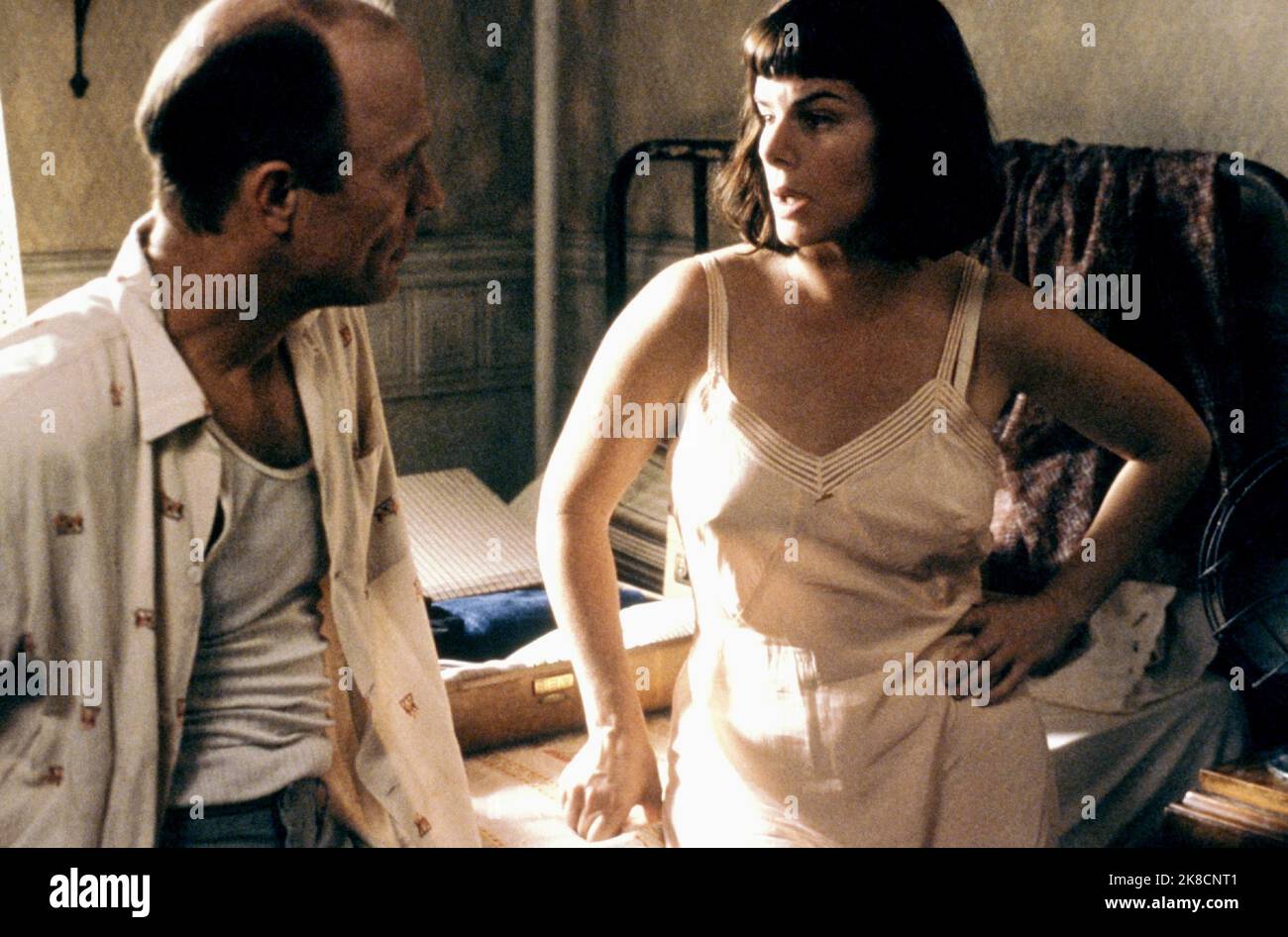 Ed Harris & marcia Gay Harden Film: Pollock (USA 2000) personaggi: Jackson Pollock & Lee Krasner regista: Ed Harris 06 Settembre 2000 **ATTENZIONE** questa foto è esclusivamente ad uso editoriale ed è copyright di SONY PICTURES CLASSICS e/o del fotografo assegnato dalla Film or Production Company e può essere riprodotta solo da pubblicazioni in concomitanza con la promozione del suddetto Film. È richiesto un credito obbligatorio per i CLASSICI SONY. Il fotografo deve essere accreditato anche quando è noto. Nessun uso commerciale può essere concesso senza l'autorizzazione scritta della Film Company. Foto Stock