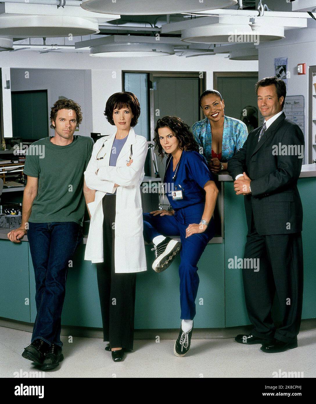 Joshua Cox,Janine Turner, Rosa Blasi, Jenifer Lewis & Philip Casnoff Televisione: Medicina forte (2000) personaggi: Ostetrica Peter Riggs, R.N.,Dr. Dana Stowe (50 episodi, 2000-2002), Dr. Luisa 'Lu' Delgado (131 episodi, 2000-2006),Receptionist Lana Hawkins (131 episodi, 2000-2006) & Capo dello staff Dr. Robert Jackson Picture può essere utilizzato solo in connessione con TV Show 23 luglio 2000 **AVVERTENZA** questa fotografia è solo per uso editoriale ed è copyright di COLUMBIA e/o del fotografo assegnato dalla Film o Production Company e può essere riprodotto solo da pubblicazioni in congiunzione wi Foto Stock