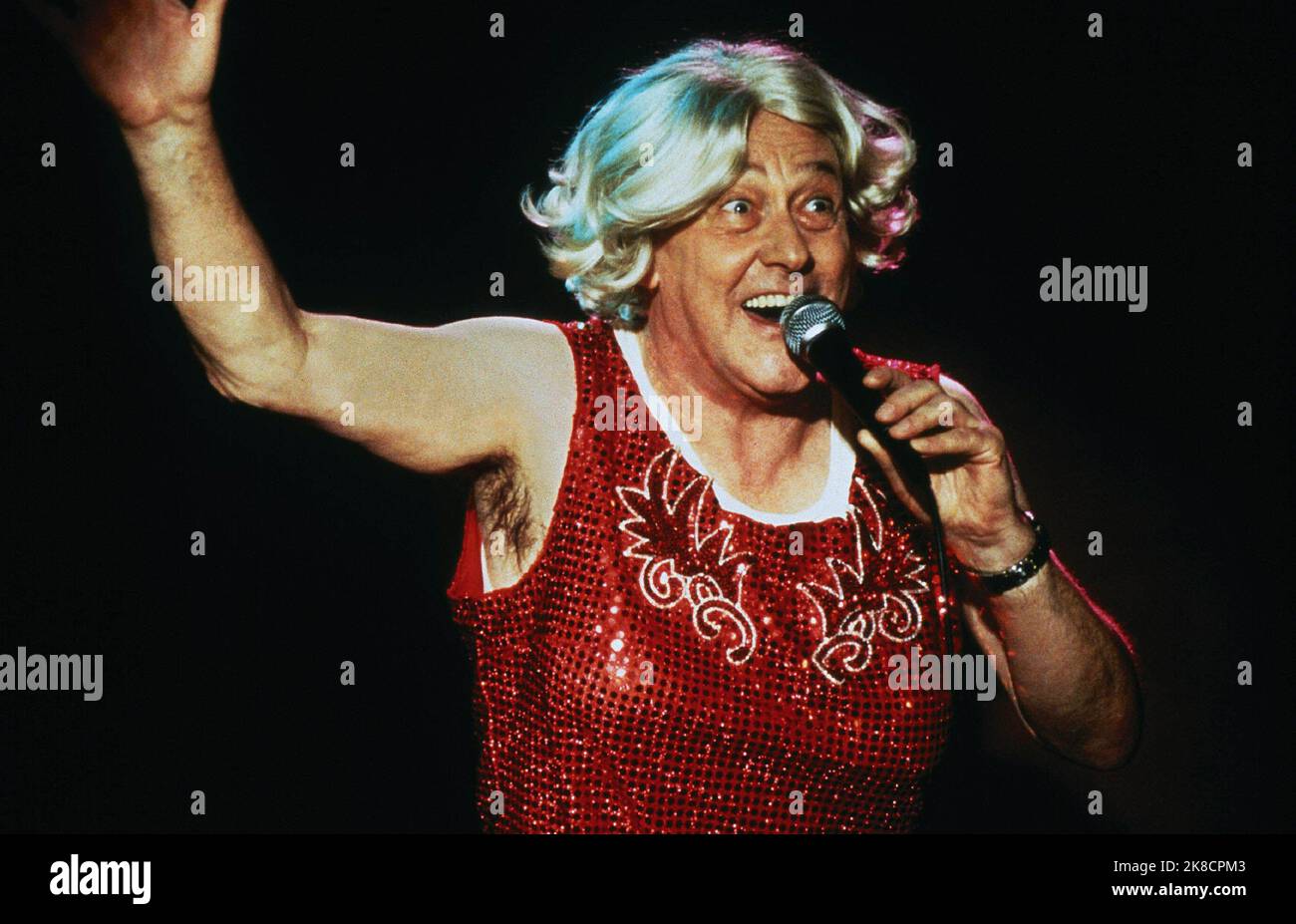 John Mahoney Film: The Broken Hearts Club: A Romantic Comedy (USA 2000) personaggi: Jack regista: Greg Berlanti 29 gennaio 2000 **AVVERTENZA** questa fotografia è esclusivamente per uso editoriale ed è copyright di BANNER DI INTRATTENIMENTO e/o del fotografo assegnato dalla Film o dalla Production Company e può essere riprodotta solo da pubblicazioni in concomitanza con la promozione del film di cui sopra. È richiesto un credito obbligatorio per L'INTRATTENIMENTO TRAMITE BANNER. Il fotografo deve essere accreditato anche quando è noto. Nessun uso commerciale può essere concesso senza autorizzazione scritta da parte della Film Company. Foto Stock