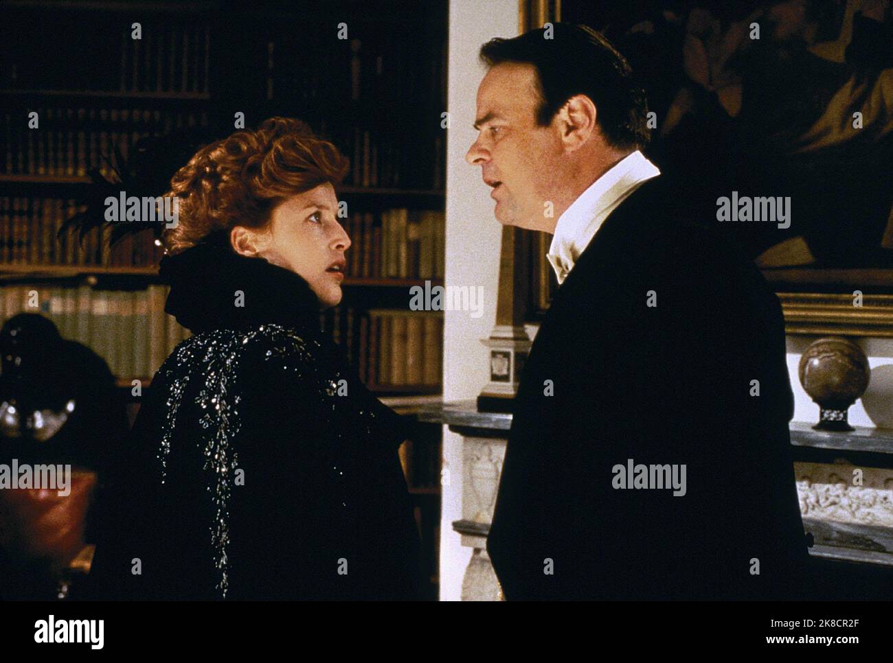 Gillian Anderson & Dan Aykroyd Film: The House of Mirth (2000) personaggi: Lily Bart & Augustus 'Gus' Trenor regista: Terence Davies 05 agosto 2000 **AVVERTENZA** questa fotografia è solo per uso editoriale ed è copyright di FILMFOUR e/o del fotografo assegnato dalla Società di produzione e può essere riprodotta solo da pubblicazioni in concomitanza con la promozione del film di cui sopra. È richiesto un credito obbligatorio a FILMFOUR. Il fotografo deve essere accreditato anche quando è noto. Nessun uso commerciale può essere concesso senza autorizzazione scritta da parte della Film Company. Foto Stock