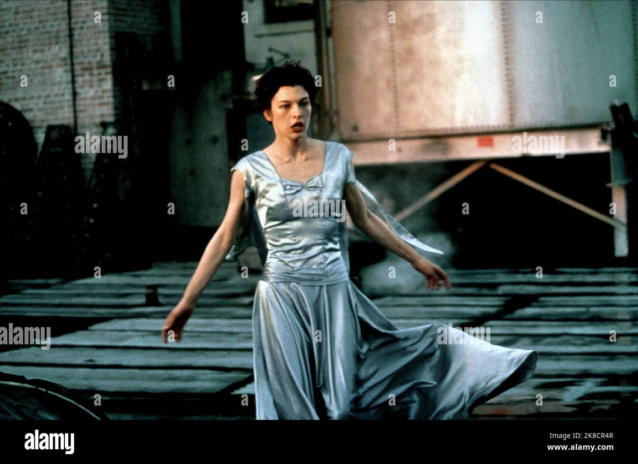Milla Jovovich Film: The Million Dollar Hotel (DE/UK/USA 2000) personaggi: Eloise regista: WIM Wenders 09 febbraio 2000 **AVVERTENZA** questa fotografia è solo per uso editoriale ed è copyright di ICON ENT. E/o del fotografo assegnato dalla Film o dalla Production Company e può essere riprodotta solo da pubblicazioni in concomitanza con la promozione del film di cui sopra. È richiesto un credito obbligatorio per L'ICONA ENT.. Il fotografo deve essere accreditato anche quando è noto. Nessun uso commerciale può essere concesso senza autorizzazione scritta da parte della Film Company. Foto Stock