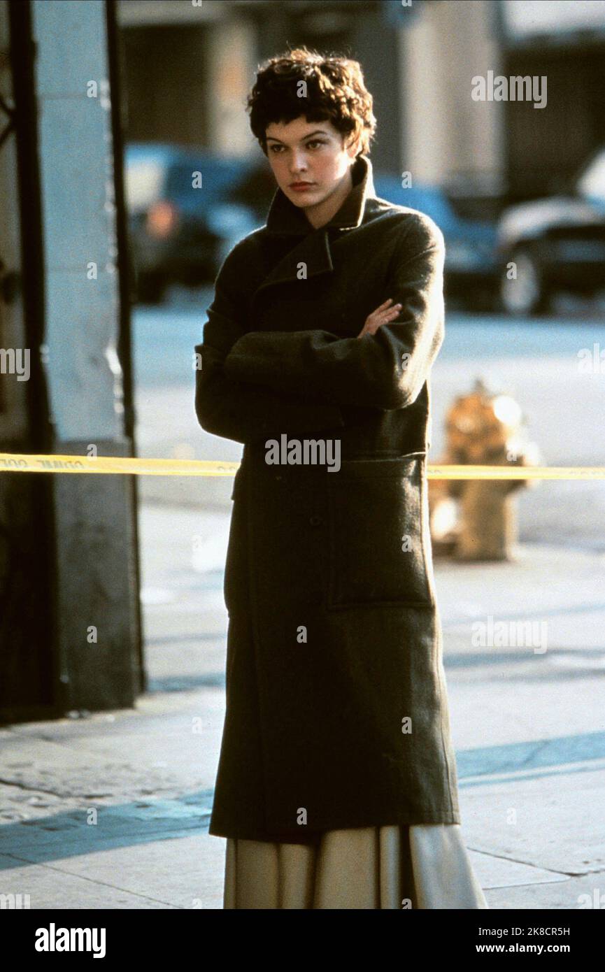 Milla Jovovich Film: The Million Dollar Hotel (DE/UK/USA 2000) personaggi: Eloise regista: WIM Wenders 09 febbraio 2000 **AVVERTENZA** questa fotografia è solo per uso editoriale ed è copyright di ICON ENT. E/o del fotografo assegnato dalla Film o dalla Production Company e può essere riprodotta solo da pubblicazioni in concomitanza con la promozione del film di cui sopra. È richiesto un credito obbligatorio per L'ICONA ENT.. Il fotografo deve essere accreditato anche quando è noto. Nessun uso commerciale può essere concesso senza autorizzazione scritta da parte della Film Company. Foto Stock