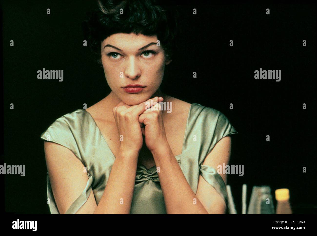 Milla Jovovich Film: The Million Dollar Hotel (DE/UK/USA 2000) personaggi: Eloise regista: WIM Wenders 09 febbraio 2000 **AVVERTENZA** questa fotografia è solo per uso editoriale ed è copyright di ICON ENT. E/o del fotografo assegnato dalla Film o dalla Production Company e può essere riprodotta solo da pubblicazioni in concomitanza con la promozione del film di cui sopra. È richiesto un credito obbligatorio per L'ICONA ENT.. Il fotografo deve essere accreditato anche quando è noto. Nessun uso commerciale può essere concesso senza autorizzazione scritta da parte della Film Company. Foto Stock