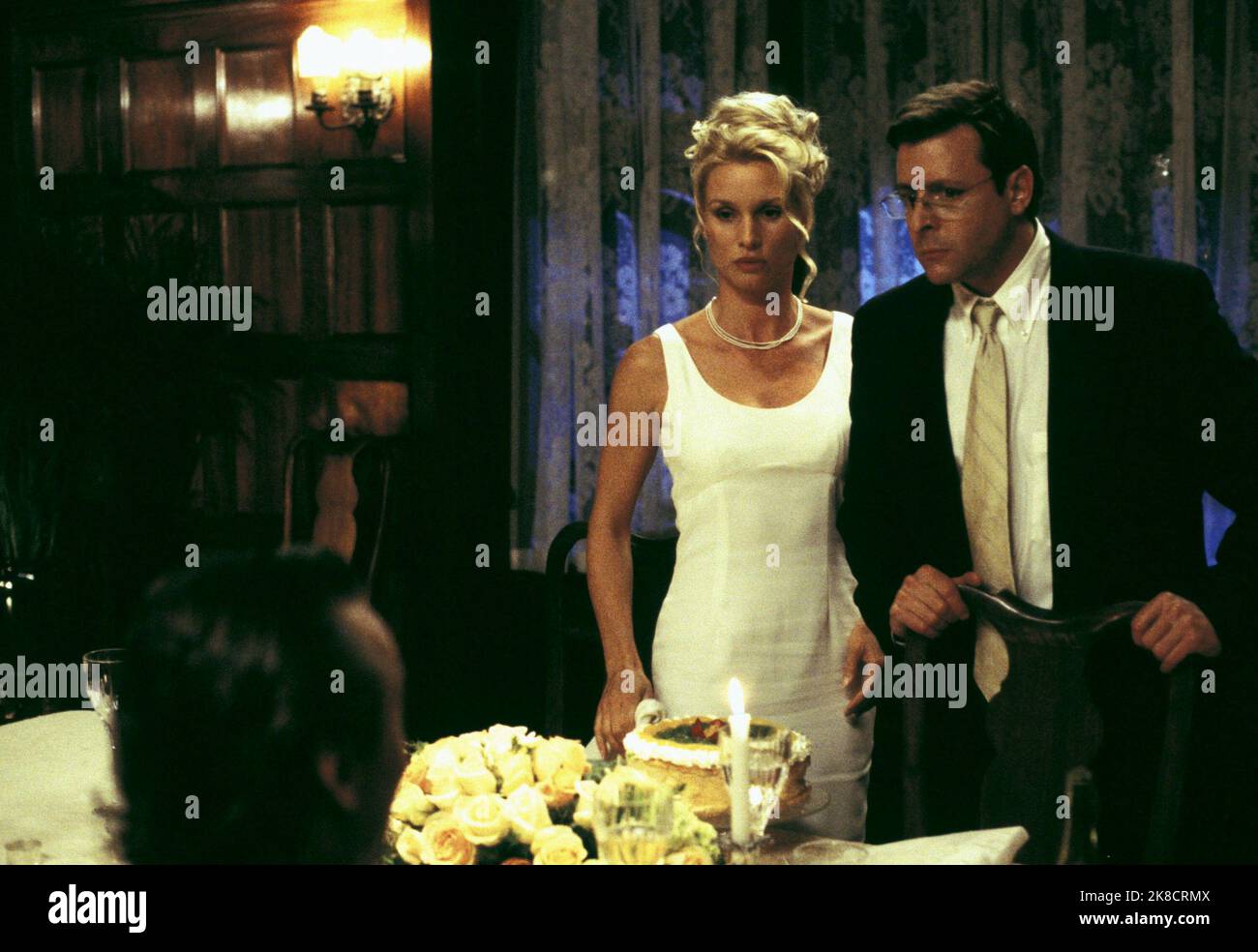Nicollette Sheridan & Judd Nelson Film: The Spiral Staircase (2000) personaggi: Helen Capel & Phillip Warren regista: James Head 02 aprile 2000 **AVVERTENZA** questa fotografia è solo per uso editoriale ed è copyright della FAMIGLIA FOX e/o del fotografo assegnato dalla Film o dalla Production Company e può essere riprodotta solo da pubblicazioni in concomitanza con la promozione del film di cui sopra. È richiesto un credito obbligatorio per LA FAMIGLIA FOX. Il fotografo deve essere accreditato anche quando è noto. Nessun uso commerciale può essere concesso senza autorizzazione scritta da parte della Film Company. Foto Stock