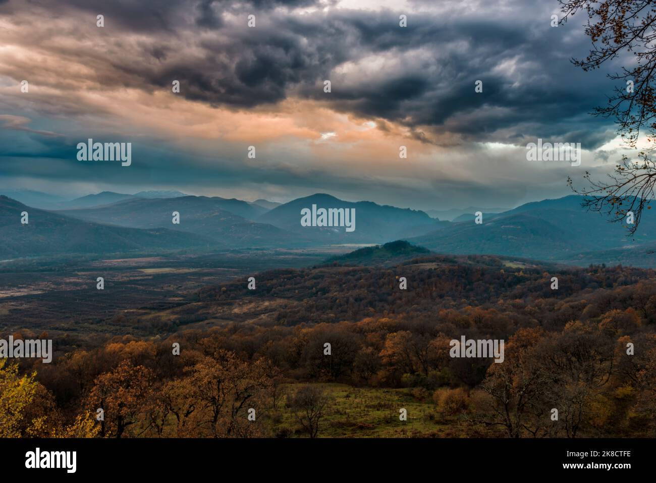 paesaggio di una valle di montagna nel crepuscolo pre-alba Foto Stock