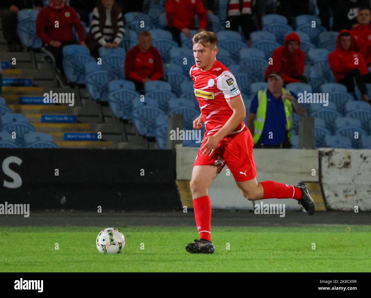 Ballymena Showgrounds, Ballymena, County Antrim, Irlanda del Nord, Regno Unito. 23 ago 2022. Danske Bank Premiership – Ballymena United 1 Cliftonville 2. Il giocatore di Cliftonville Odhran Casey (22) in azione durante la partita della Danske Bank Irish League. Foto Stock