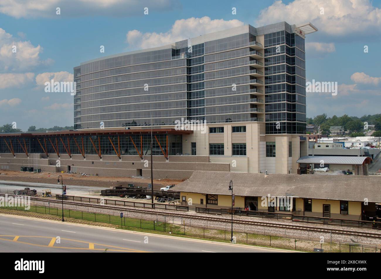 L'Hilton Branson Convention Center nel centro cittadino di Branson, Missouri, sovrasta la storica stazione ferroviaria panoramica di Branson in primo piano Foto Stock