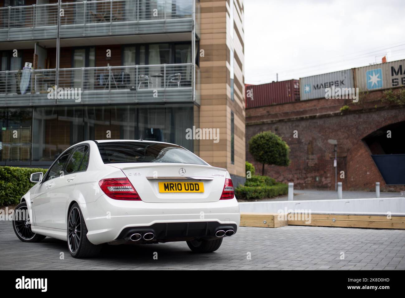 La Mercedes Benz C63 AMG berlina W204 del 2014 è finita in Diamond White in una serata di sole a Manchester Foto Stock