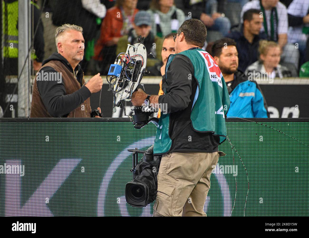 Incidente con uno Spidercam, le corde della telecamera sono sciolte e appese sul campo, i tecnici si prendono cura del problema, la telecamera rotta, calcio 1st Bundesliga, 11th matchday, Borussia Monchengladbach (MG) - Eintracht Francoforte (F) 1: 3 il 22 ottobre 2022 a Borussia Monchengladbach / Germania. Le normative #DFL vietano qualsiasi uso di fotografie come sequenze di immagini e/o quasi-video # Foto Stock