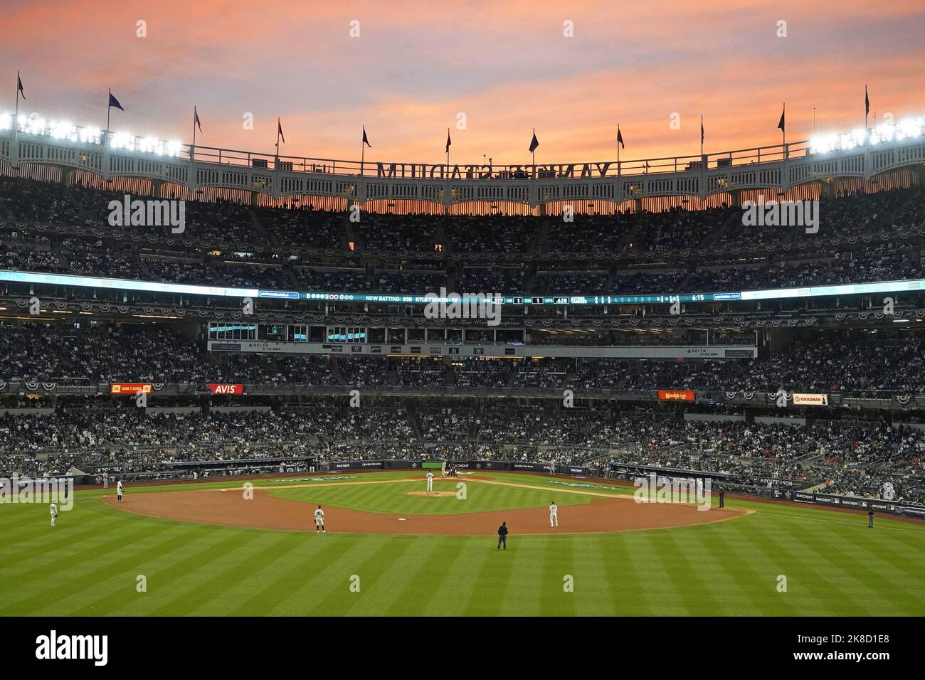 New York, Stati Uniti. 22nd Ott 2022. Il cielo serale diventa rosso sullo Yankee Stadium mentre i New York Yankees giocano gli Houston Astros nella terza partita della American League Championship Series allo Yankee Stadium di New York City sabato 22 ottobre 2022. Foto di Ray Stubblebine/UPI Credit: UPI/Alamy Live News Foto Stock