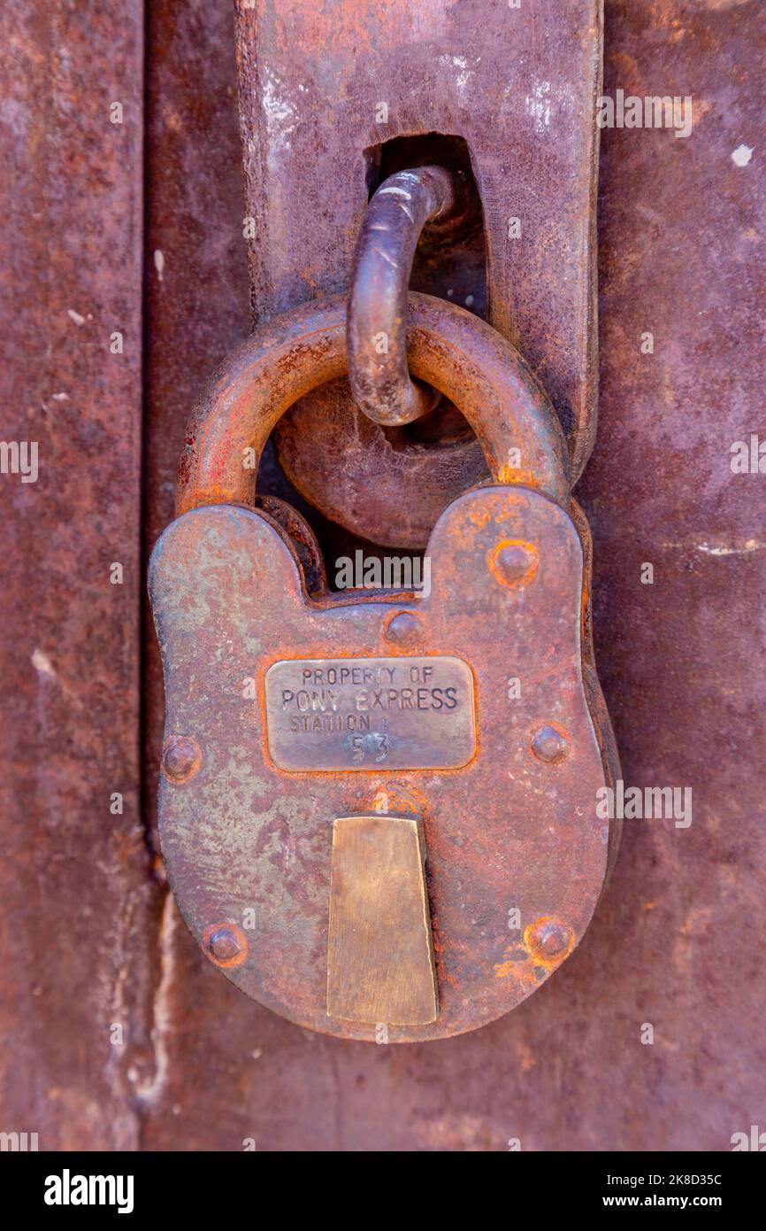 Un lucchetto arrugginito sulla Vecchia prigione di Show Low. Mostra bassa, Arizona. Foto Stock