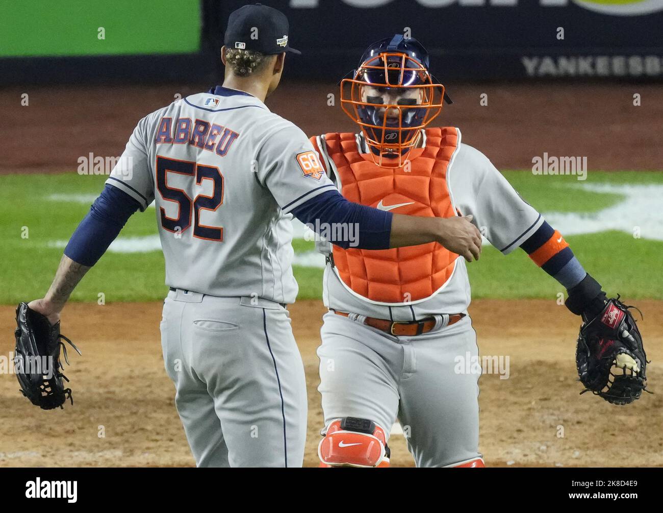 New York, Stati Uniti. 22nd Ott 2022. Il lanciatore di chiusura di Houston Astros Bryan Abreu si congratula con il catcher Christian Vasquez dopo che gli Astros hanno battuto i New York Yankees 5-0 in partita tre della loro American League Championship Series allo Yankee Stadium di New York City sabato 22 ottobre 2022. Gli Astros hanno tenuto gli Yankees a un colpo e a guidare la migliore delle sette serie 3-0. Foto di Ray Stubblebine/UPI Credit: UPI/Alamy Live News Foto Stock