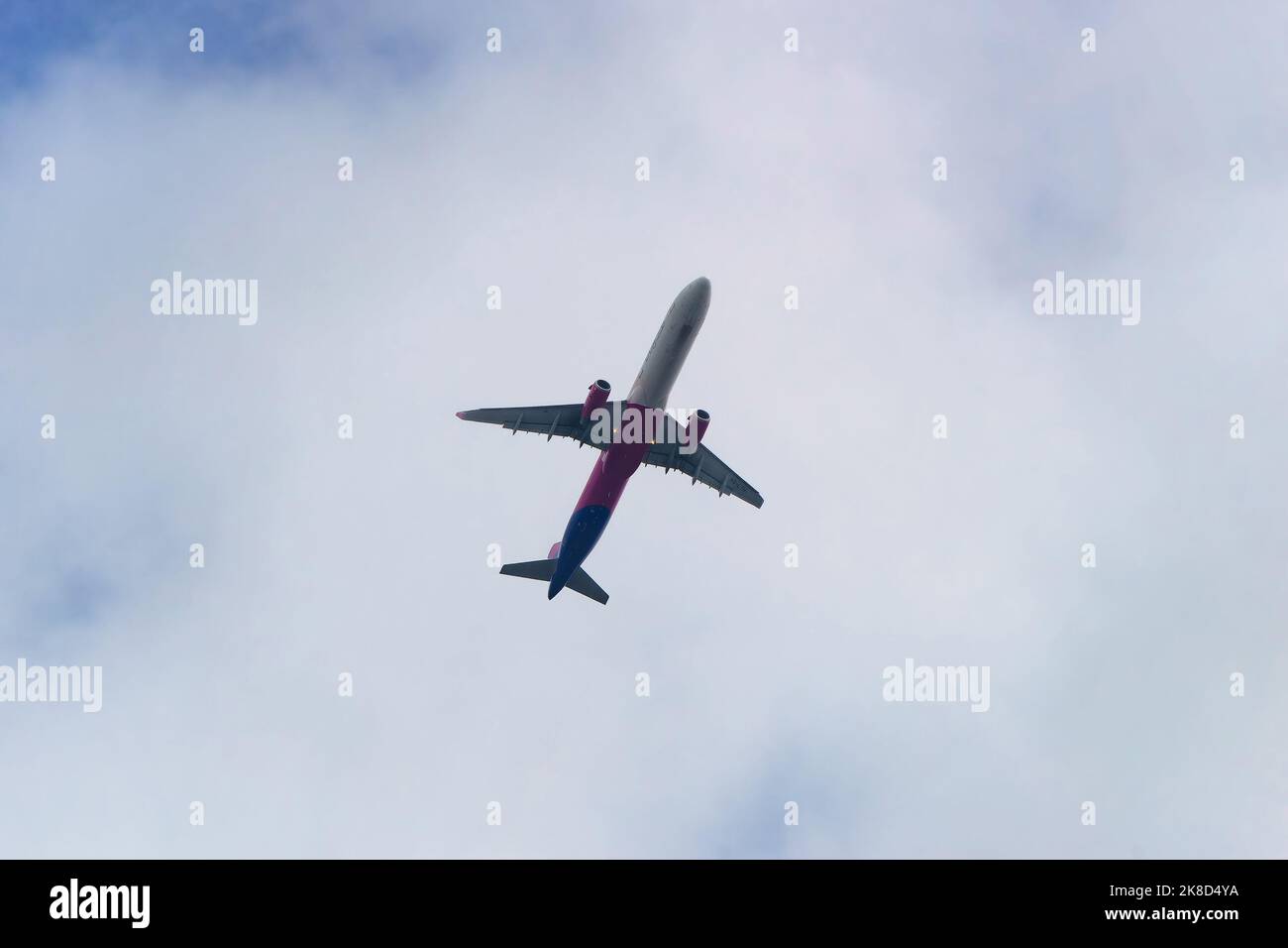 Cluj-Napoca, Romania - 17 settembre 2022: Un aereo Wizz Air è visto volare sul cielo in Cluj-Napoca. Questa immagine è solo per uso editoriale. Foto Stock