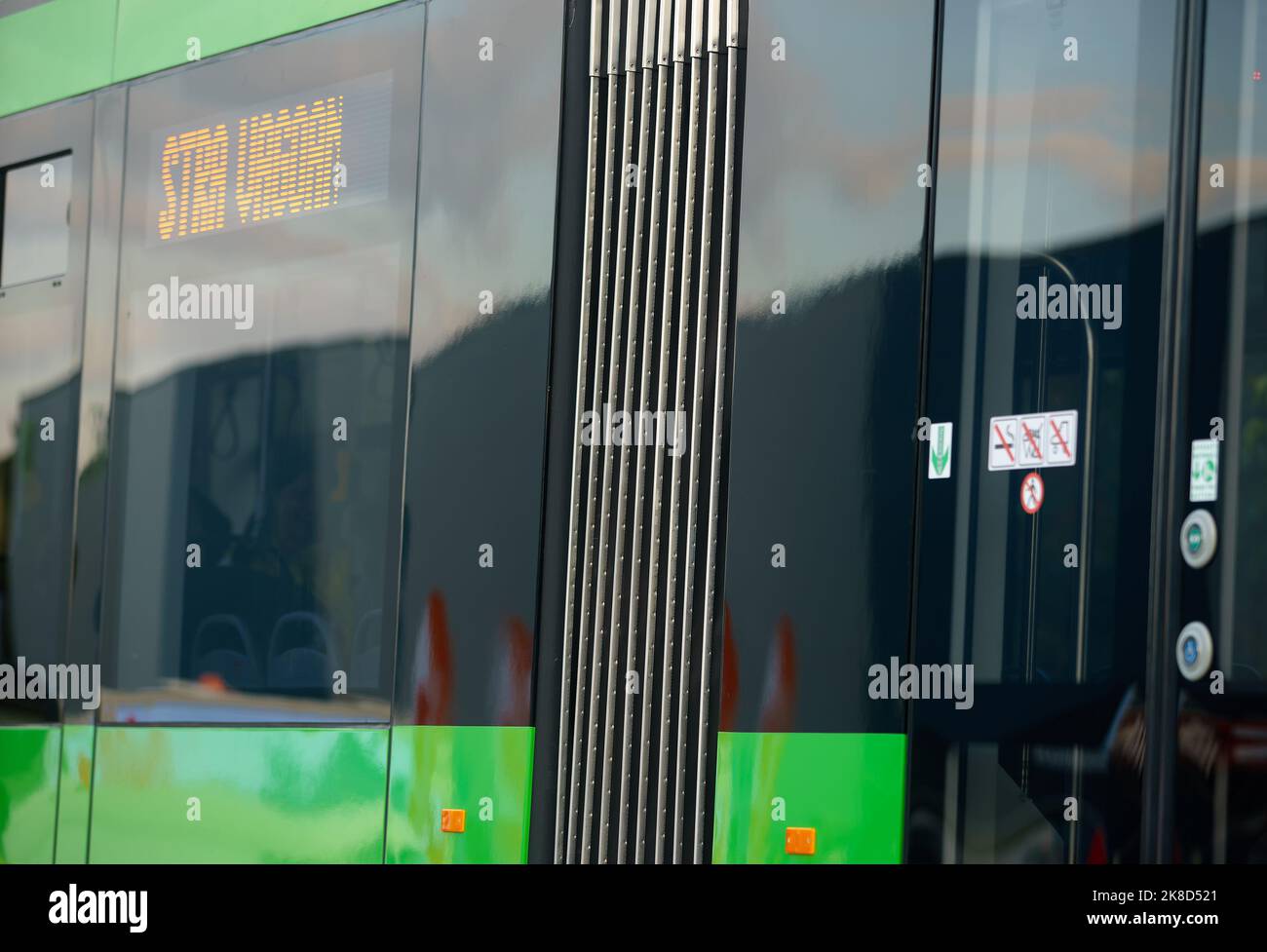 Bucarest, Romania - 06 ottobre 2022: ASTRA Imperio Metropolitan, il doppio tram articolato rumeno con pianale basso e alta capacità di trasporto, Th Foto Stock