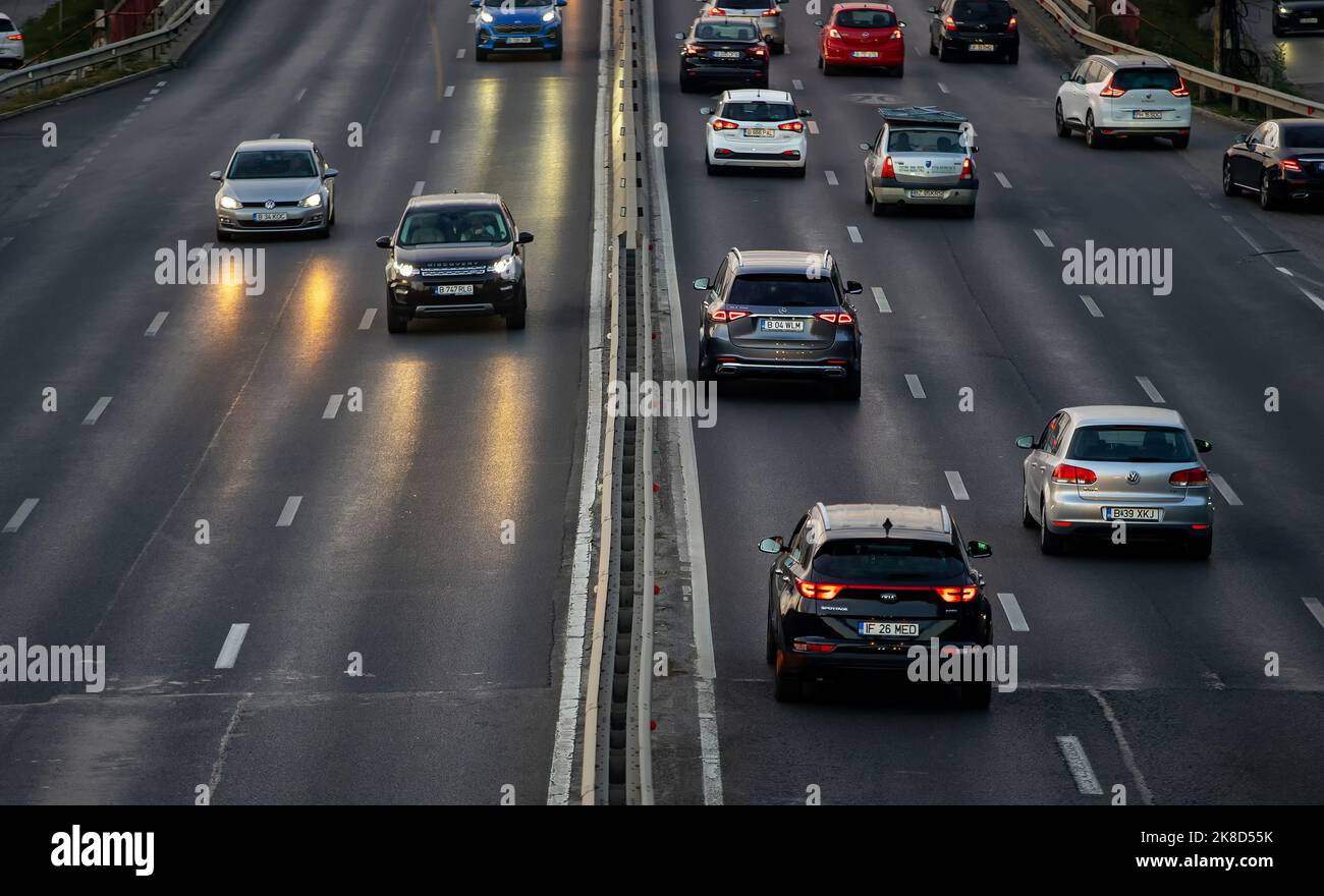 Bucarest, Romania - 07 ottobre 2022: Auto in traffico all'ora di punta sulla strada nazionale n. 1 all'ingresso di Bucarest da Ploiesti. Foto Stock