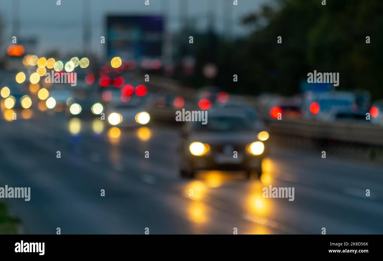 Bucarest, Romania - 07 ottobre 2022: I semafori sono stati fotografati fuori fuoco per evidenziare il bokeh di un vecchio Canon EF 70-200mm f/2,8L USM non Foto Stock