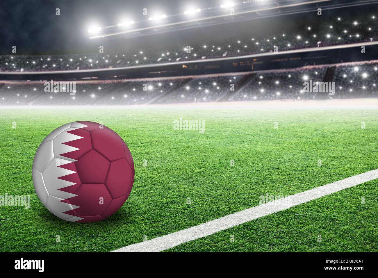 Calcio con bandiera Qatar in uno stadio all'aperto fittizio e luminoso con spettatori e flash della fotocamera. Fuoco sulla sfera di calcio di primo piano con d Foto Stock