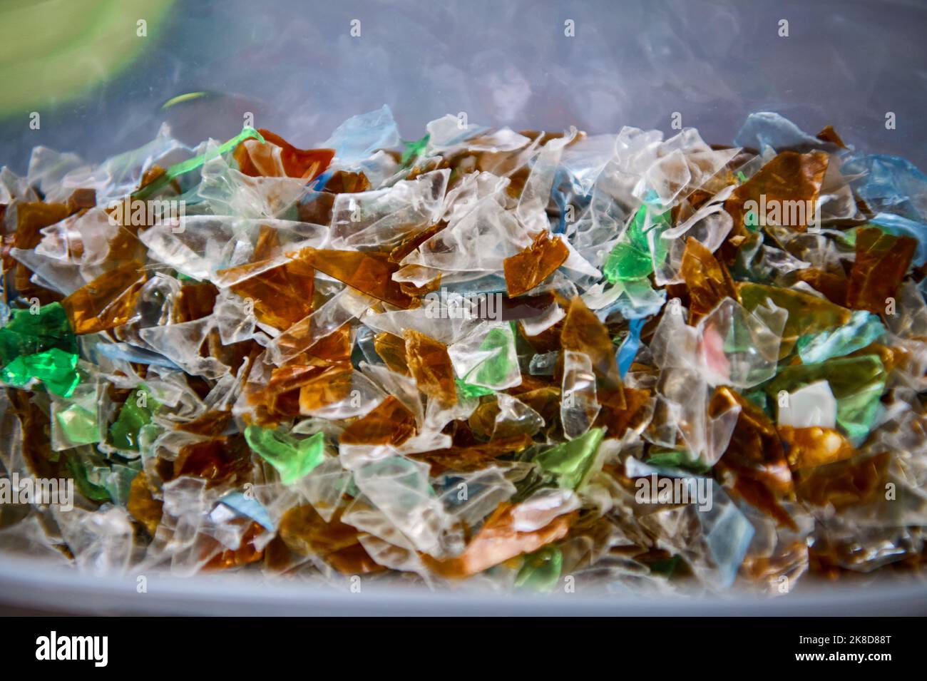 Pezzi di plastica tagliati di plastica riciclata in sacco aperto Foto Stock