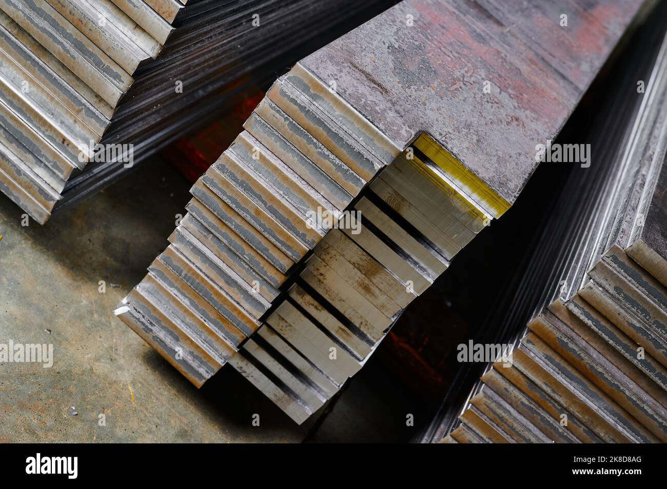 Pile di dettagli con bordi molati e angoli sul pavimento Foto Stock