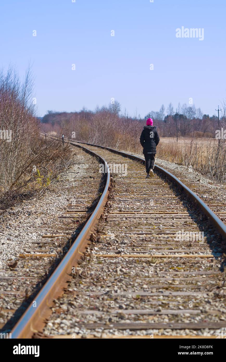 Vecchia ferrovia. Vecchie rotaie con ghiaia intorno alle rotaie. Ferrovia ghiaia. Piste del treno Foto Stock