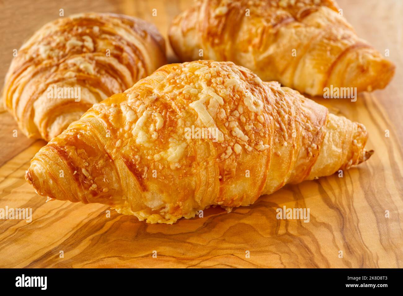 Croissant freschi con formaggio. dolci francesi tradizionali fatti in casa per colazione Foto Stock