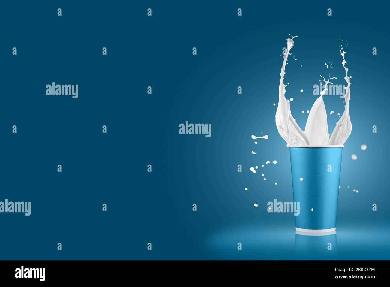 Tazze di carta con schizzi di latte su sfondo colorato. Tazza monouso con schizzi di latte bianco. Foto Stock