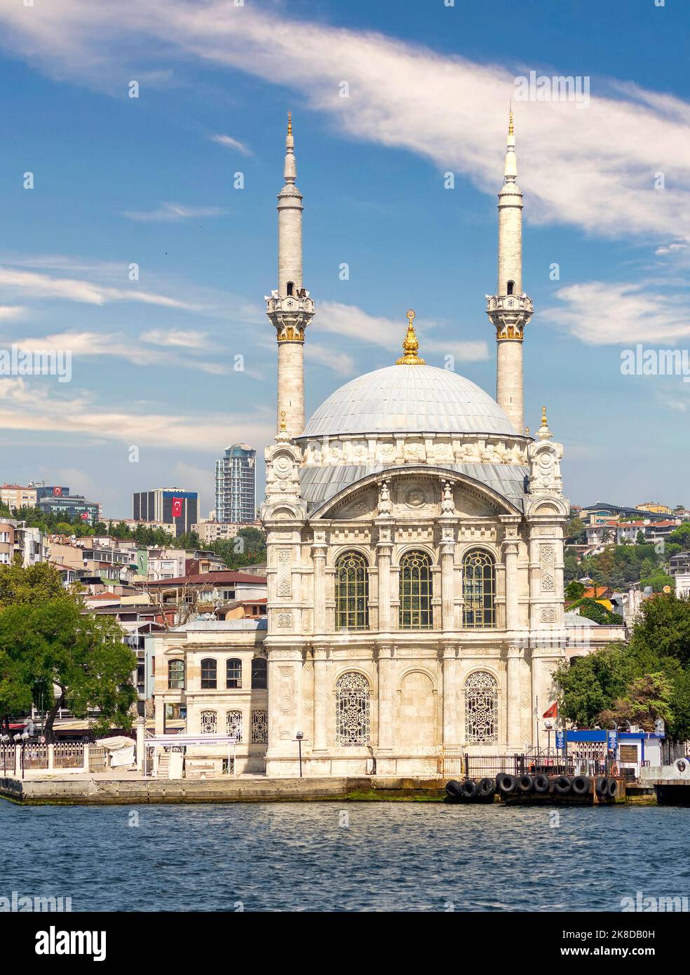 Vista dallo stretto del Bosforo che si affaccia sulla Moschea di Ortakoy, o Ortakoy Camii, nota anche come Buyuk Mecidiye Camii, adatta al lato del mare della piazza del molo di Ortakoy, Istanbul, Turchia Foto Stock