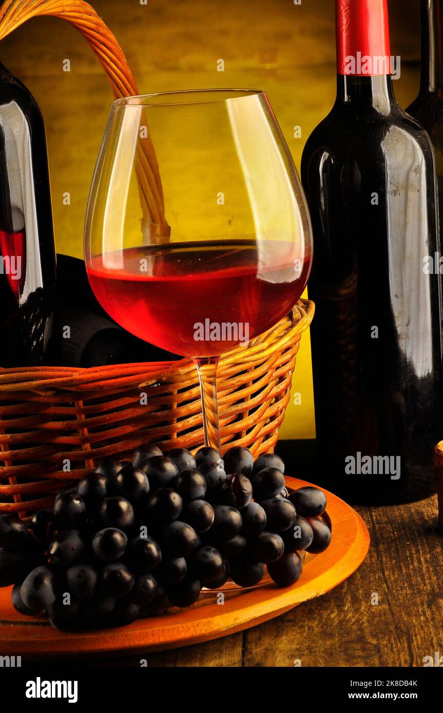 Concetto di fotografia del vino, tempo di festa, vino sul tavolo Foto Stock