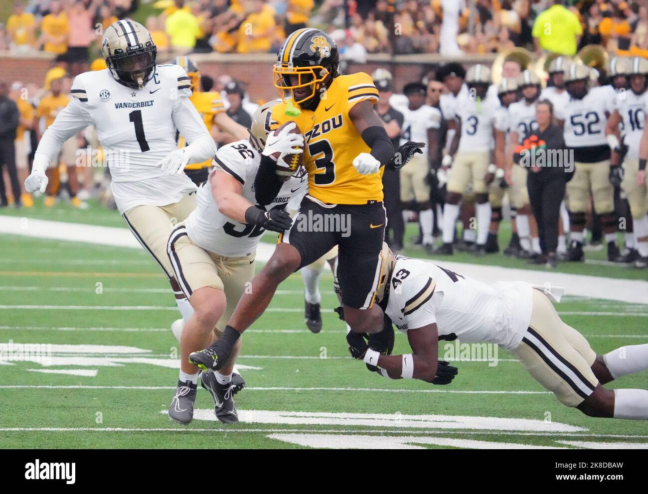 Columbia, Stati Uniti. 22nd Ott 2022. Luther Burden III del Missouri si allontana dalla difesa di Vanderbilt mentre si recava verso un touchdown di 35 metri nel primo trimestre al Memorial Stadium di Columbia, Missouri, sabato 22 ottobre 2022. Foto di Bill Greenblatt/UPI Credit: UPI/Alamy Live News Foto Stock